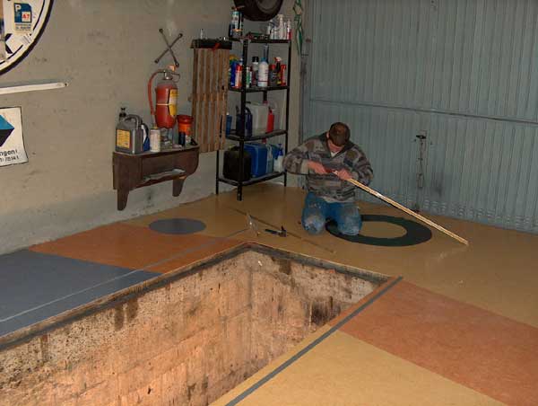 Garagenboden mit Emblemen